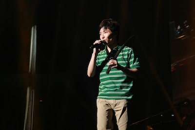 アンコールで「地獄でなぜ悪い」を歌う星野源。（撮影：磯部昭子）