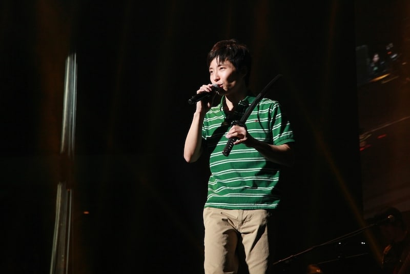 アンコールで「地獄でなぜ悪い」を歌う星野源。（撮影：磯部昭子）