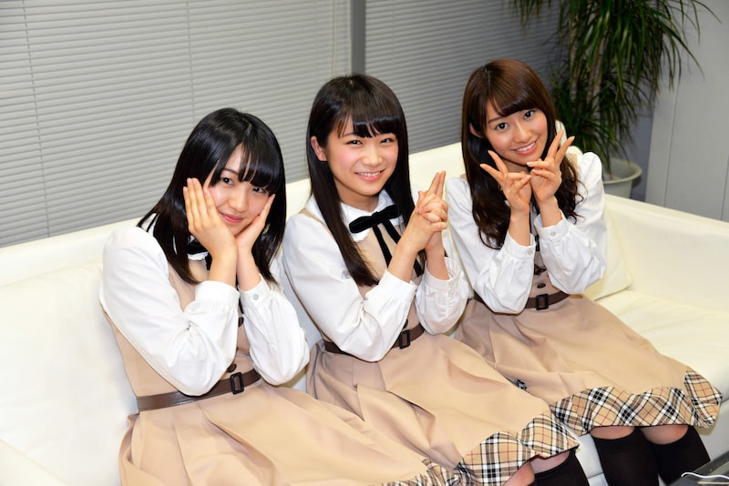 左から中田花奈、秋元真夏、桜井玲香。
