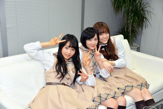 左から伊藤万理華、生駒里奈、松村沙友理。