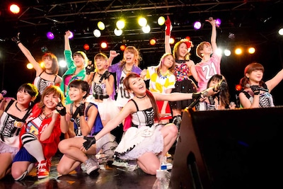 「THE ポッシボーvs.吉川友vs.アップアップガールズ（仮）～吉川友とポッシポッシガールズ（仮）～」の様子。