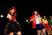 左から吉川友、橋本愛奈。