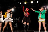 左から佐保明梨、吉川友、後藤夕貴。