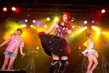 「THE ポッシボーvs.吉川友vs.アップアップガールズ（仮）～吉川友とポッシポッシガールズ（仮）～」コラボ曲歌唱の様子。