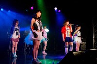 「THE ポッシボーvs.吉川友vs.アップアップガールズ（仮）～吉川友とポッシポッシガールズ（仮）～」コラボ曲歌唱の様子。