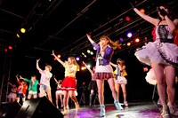 「THE ポッシボーvs.吉川友vs.アップアップガールズ（仮）～吉川友とポッシポッシガールズ（仮）～」の様子。