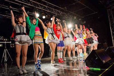 「THE ポッシボーvs.吉川友vs.アップアップガールズ（仮）～吉川友とポッシポッシガールズ（仮）～」の様子。