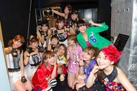 終演後、3組による記念撮影の様子。