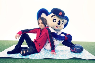 肩を寄せ合うyukihiroとドアラ。