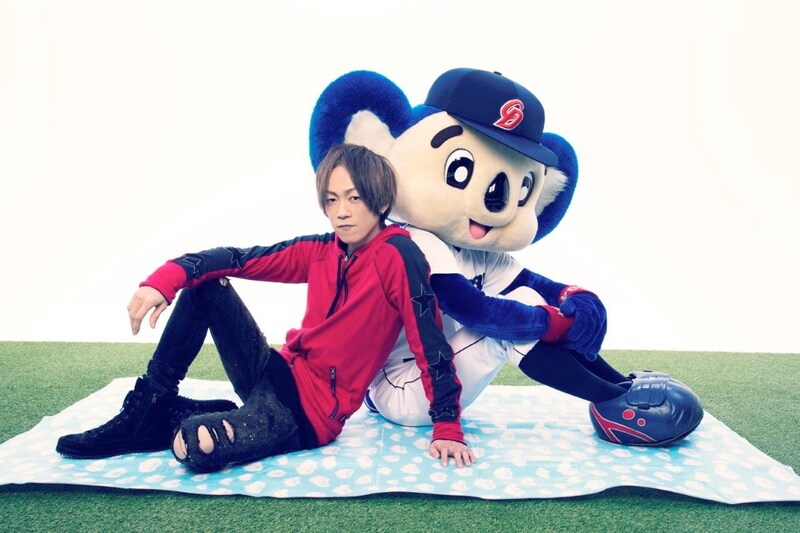 肩を寄せ合うyukihiroとドアラ。