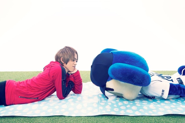 レジャーシートの上でうつぶせになっているドアラを見つめるyukihiro。