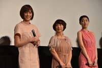 左から本田翼、阿川佐和子、成海璃子。