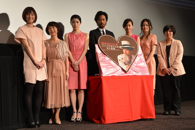 巨大チョコレートを囲む登壇者の面々。