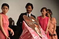 巨大チョコレートの登場に驚く竹野内豊。