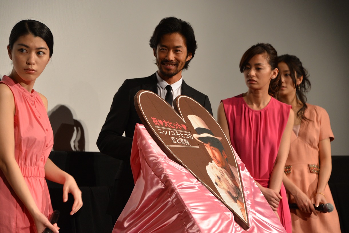 巨大チョコレートの登場に驚く竹野内豊。