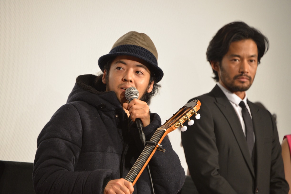 左から七尾旅人、竹野内豊。