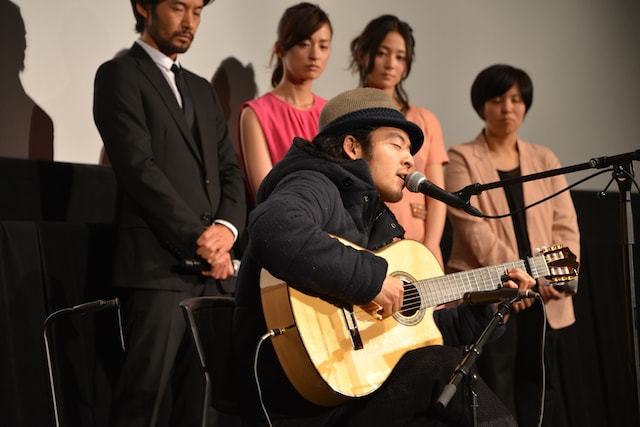 「TELE○POTION」を歌う七尾旅人。