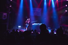 ももいろクローバー「ココ☆ナツ」に乗せてステージをぐるぐる回るDJ Megu