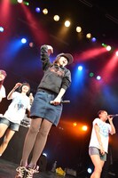 アンコールの「tengal6」にマイクを持って参加したDJ Megu。