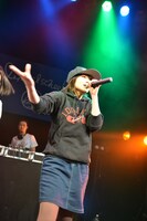 ラップを披露するDJ Megu。