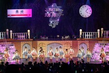 新曲「桜、みんなで食べた」を初披露するHKT48。 (c)