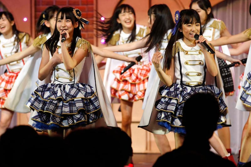 新曲「桜、みんなで食べた」を歌唱する田中美久、矢吹奈子（手前左から）。 (c)AKS