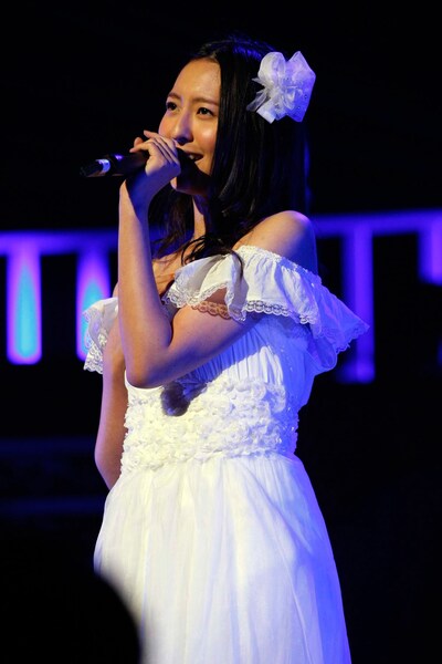 「夜風の仕業」をソロ歌唱する森保まどか。 (c)AKS