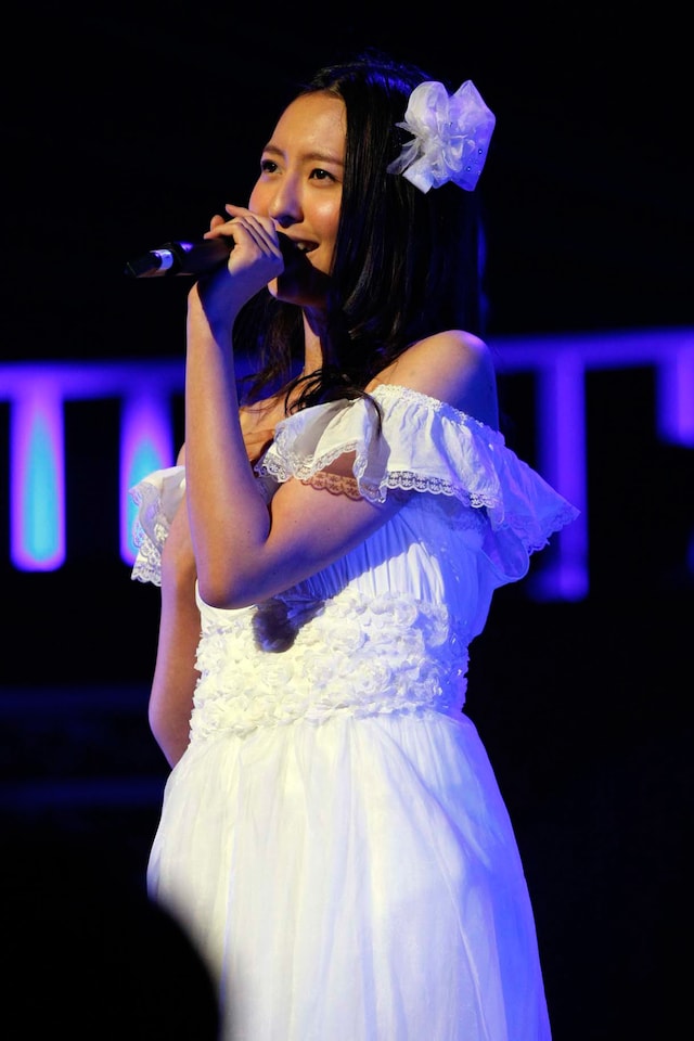 「夜風の仕業」をソロ歌唱する森保まどか。 (c)AKS