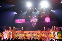 「恋するフォーチュンクッキー」をパフォーマンスするHKT48。 (c)