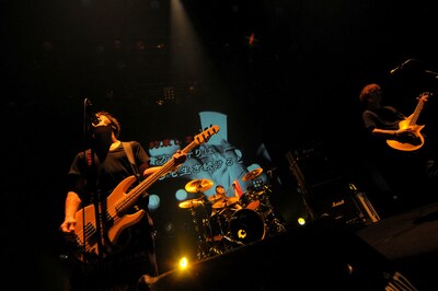 「PROMISE」ではステージ後方のスクリーンに歌詞の日本語訳が表示された。