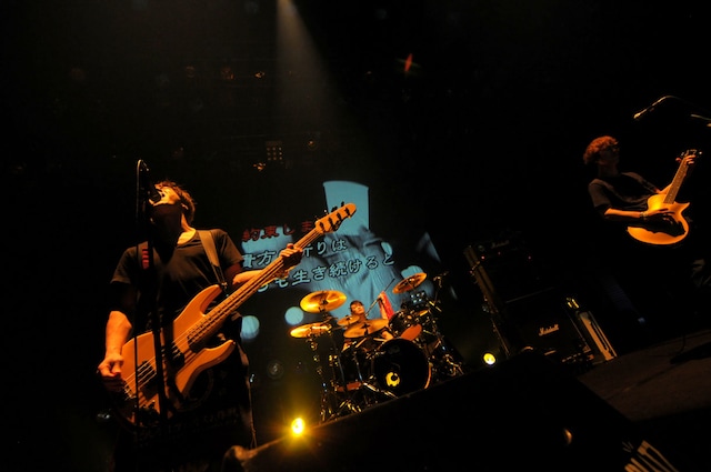 「PROMISE」ではステージ後方のスクリーンに歌詞の日本語訳が表示された。