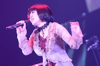 澤野弘之[nZk]のライブにゲスト出演した小林未郁。