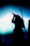 澤野弘之[nZk]のライブにゲスト出演したAimer。