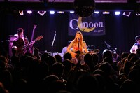 「片平里菜 1stワンマンツアー2014 “女の子は泣け、笑え、叫べ”」福島公演の様子。