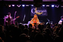 「片平里菜 1stワンマンツアー2014 “女の子は泣け、笑え、叫べ”」福島公演の様子。