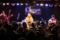 「片平里菜 1stワンマンツアー2014 “女の子は泣け、笑え、叫べ”」福島公演の様子。