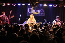 「片平里菜 1stワンマンツアー2014 “女の子は泣け、笑え、叫べ”」福島公演の様子。