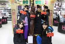 HMV栄に設置された「鯱神社」前で記念撮影するチームしゃちチョコ。