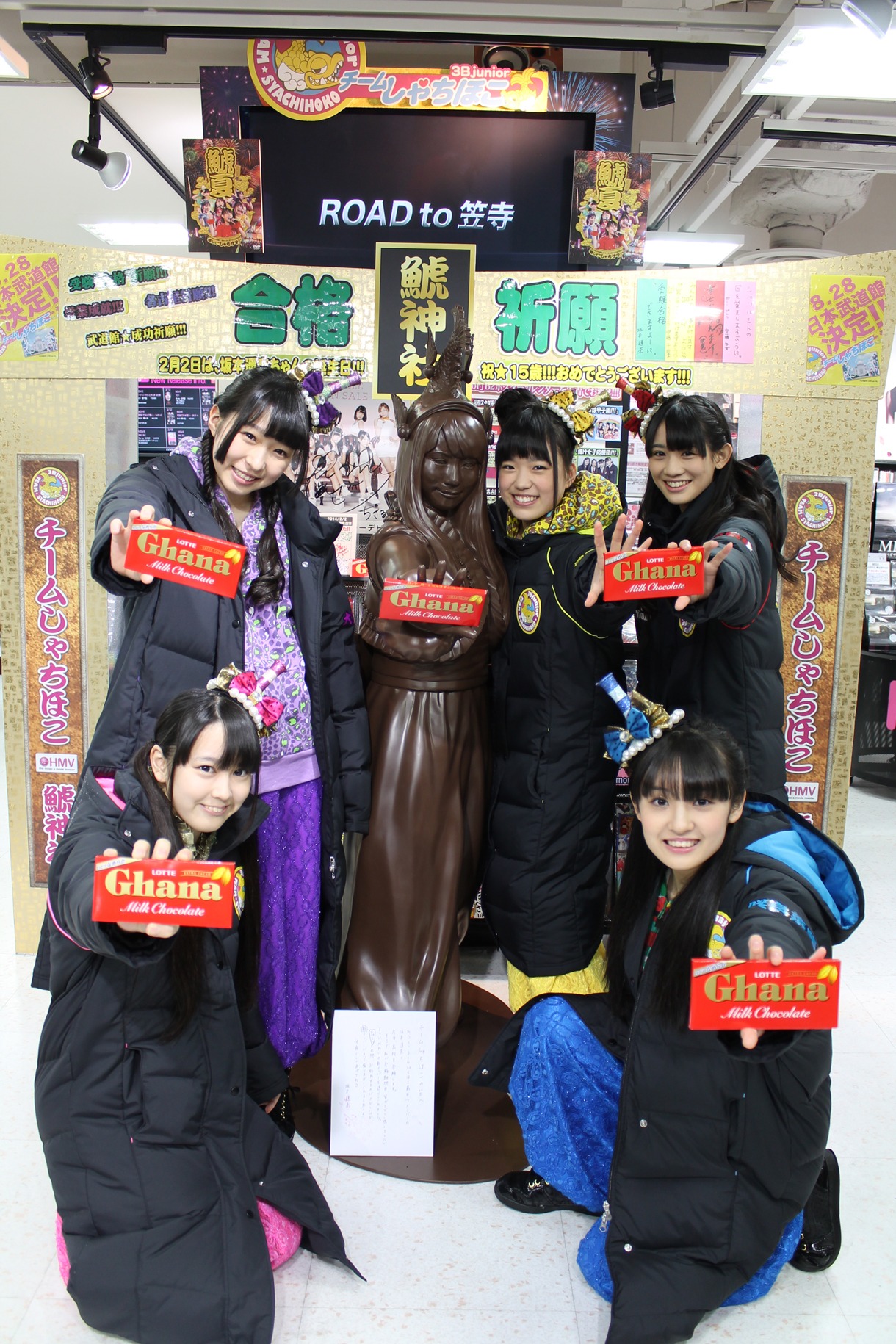 HMV栄に設置された「鯱神社」前で記念撮影するチームしゃちチョコ。
