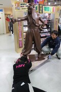 HMV栄からタワーレコード名古屋パルコ店へと移動する坂チョコ遥奈。