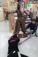 HMV栄からタワーレコード名古屋パルコ店へと移動する坂チョコ遥奈。