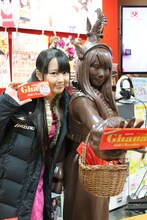 安藤ゆず（左）と坂チョコ遥奈（右）。