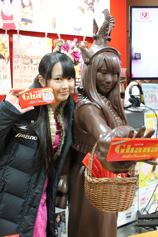 安藤ゆず（左）と坂チョコ遥奈（右）。
