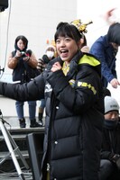 名古屋PARCO店頭でチームしゃちチョコをアピールする伊藤千由李。