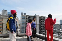 飛んでいく風船を見送る下山（GEZAN）メンバー。