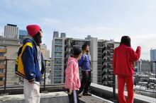 飛んでいく風船を見送る下山（GEZAN）メンバー。