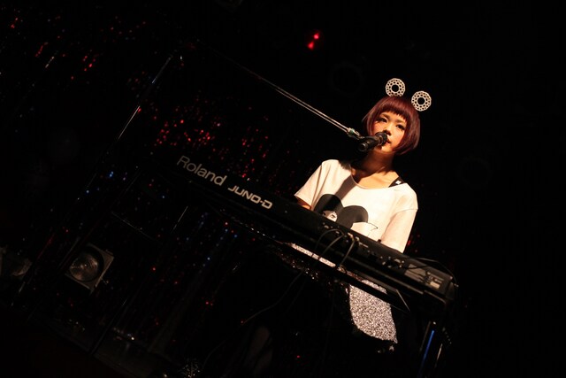 ハナエ。2月9日に東京・原宿アストロホールで行われたワンマンライブの様子。（撮影：後藤壮太郎）