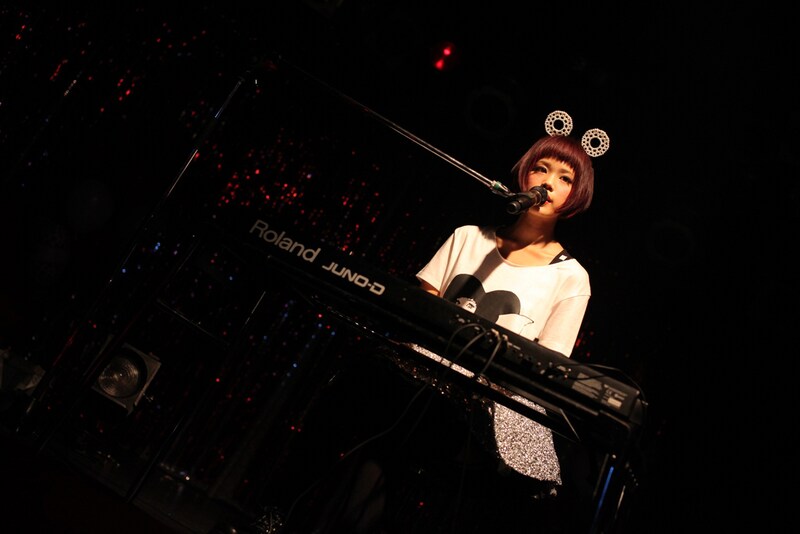 ハナエ。2月9日に東京・原宿アストロホールで行われたワンマンライブの様子。（撮影：後藤壮太郎）