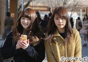 左から若月佑美、有村架純。 (c)フジテレビ
