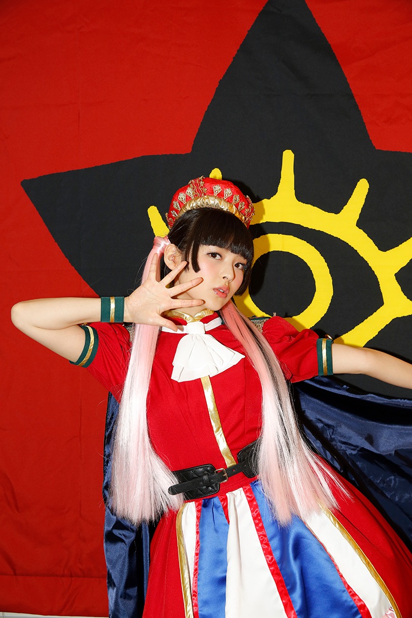 囲み取材での上坂すみれ。